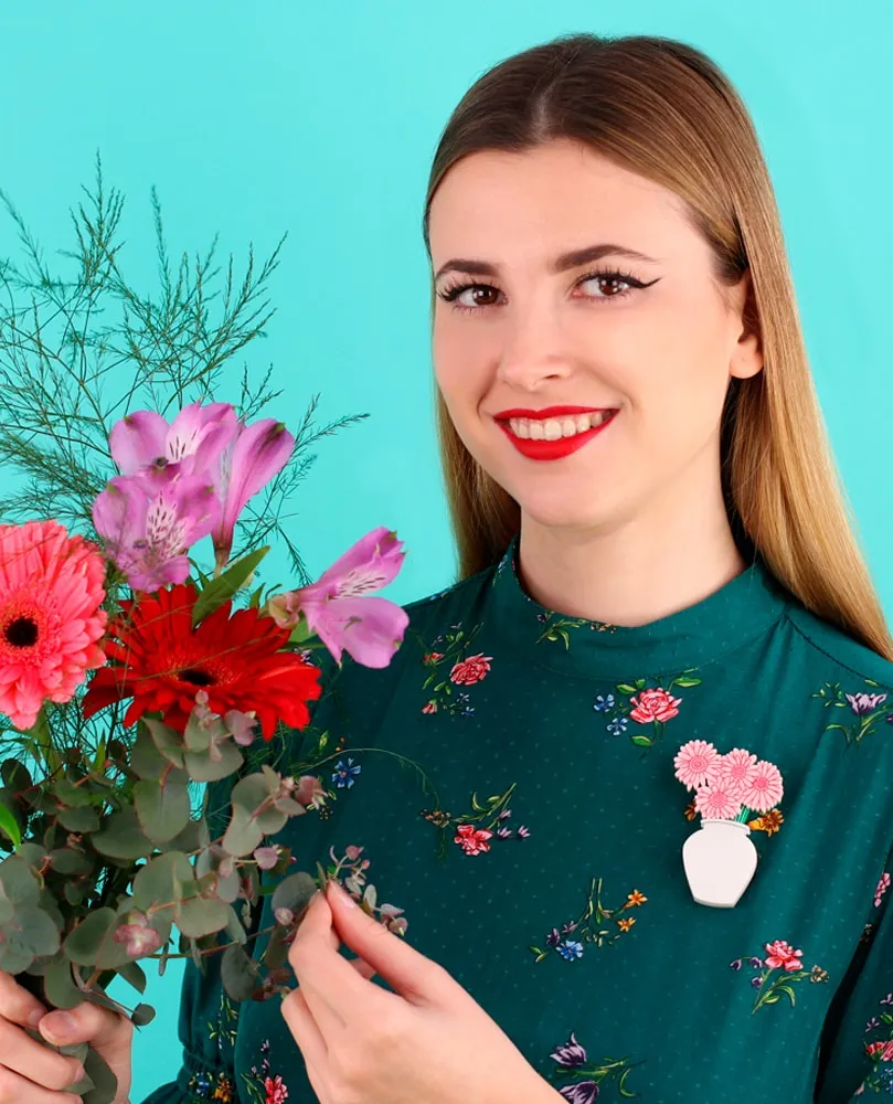 Happy cat and gerbera bouquet inserts for Flower Vase brooch