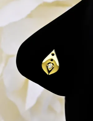 Spear-Shaped Gold Nose Stud – Bold & Minimalist Piercing