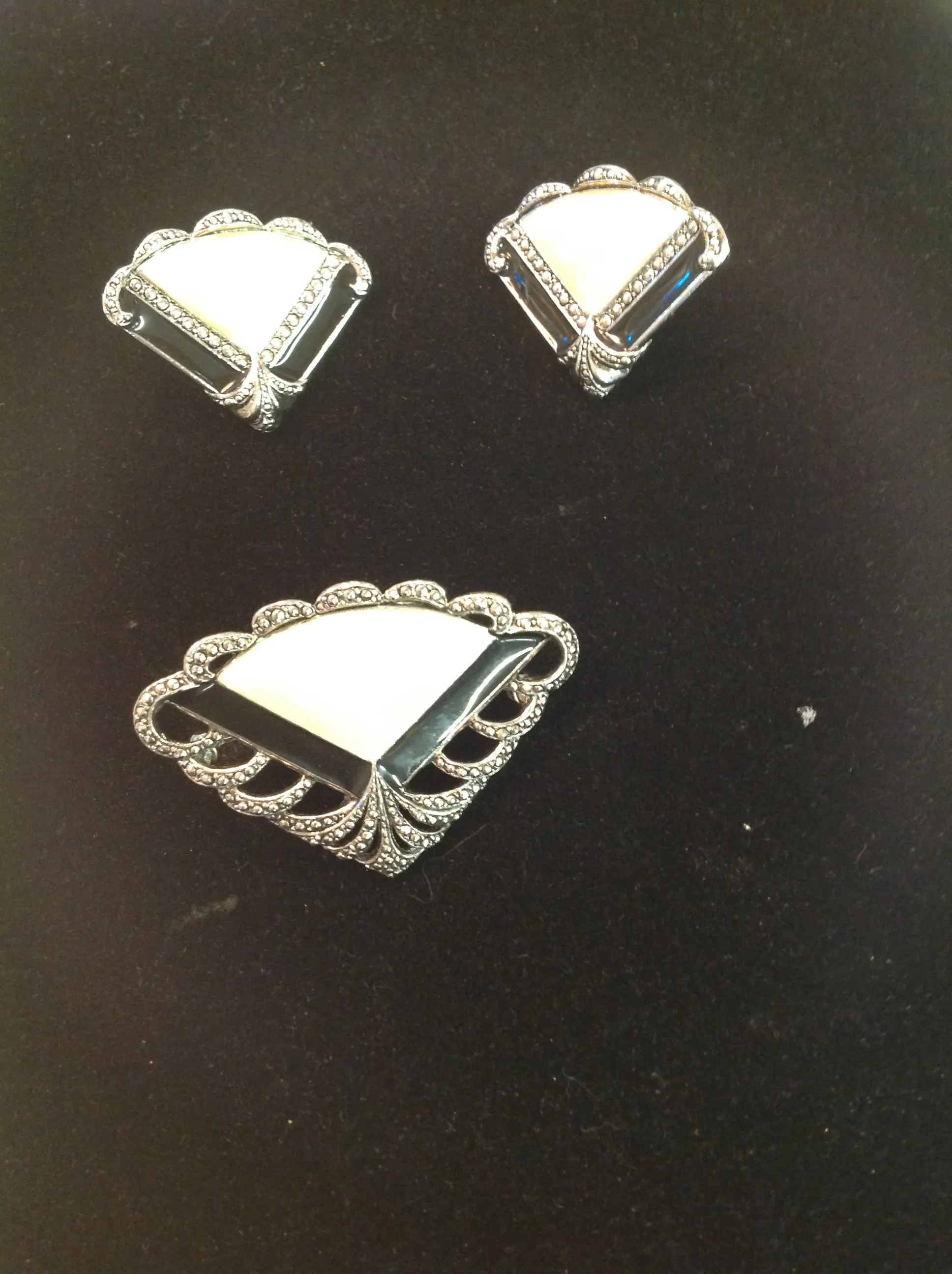 Vintage 3 Piece Set Pierced Earrings Brooch Pin Silvertone Filigree Marbled Plastic Triangle Wedge