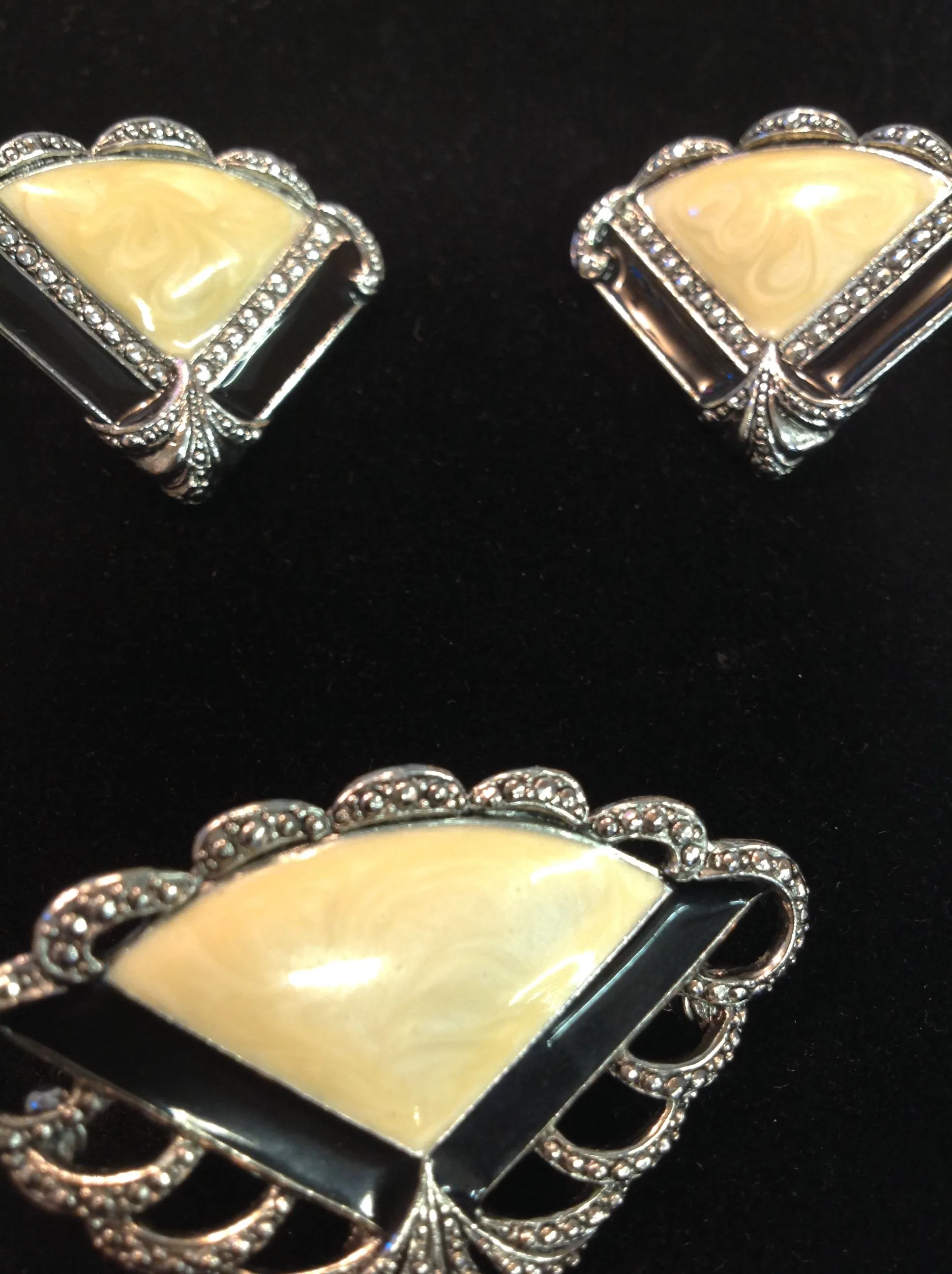 Vintage 3 Piece Set Pierced Earrings Brooch Pin Silvertone Filigree Marbled Plastic Triangle Wedge